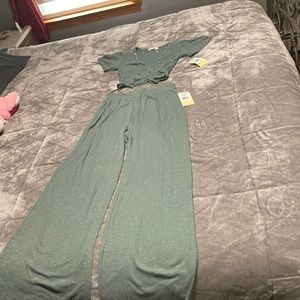 Women’s cropped low cut tshirt with pants set